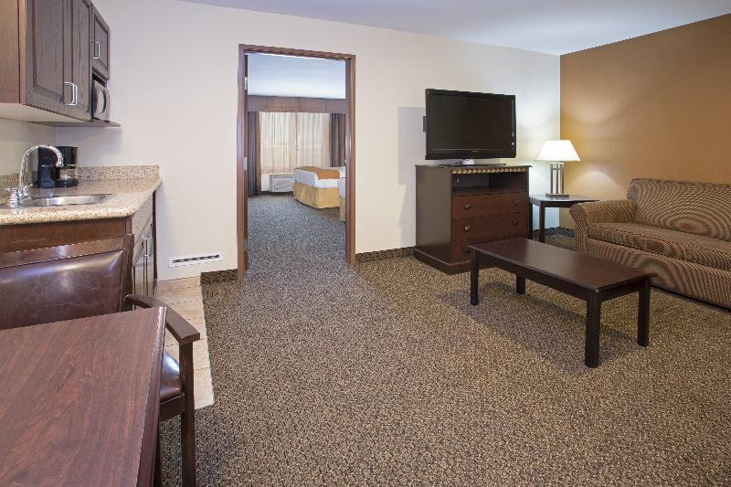 Holiday Inn Express & Suites Pueblo By Ihg Exterior photo